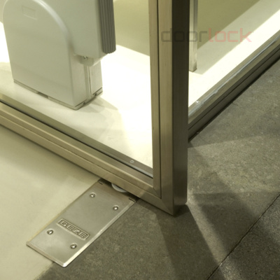 Дверной доводчик напольный GEZE TS500 NV c фиксацией на 90° EN3, серебристый