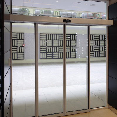 Автоматическая раздвижная двухстворчатая дверь GEZE ECdrive для ширины прохода до 3000 мм, с дисплейным программатором, без радаров, без створок